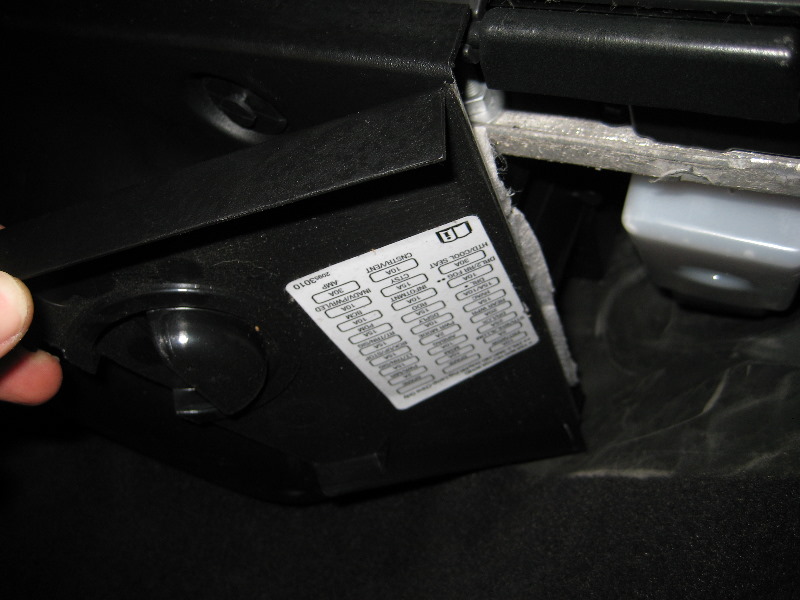 GM-Chevrolet-Traverse-Electrical-Fuse-Replacement-Guide-002