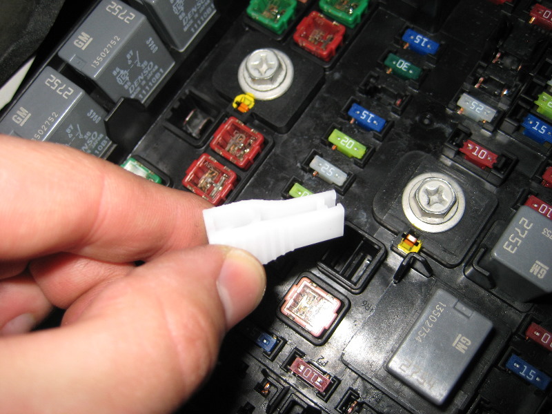 GMChevroletTraverseElectricalFuseReplacementGuide010