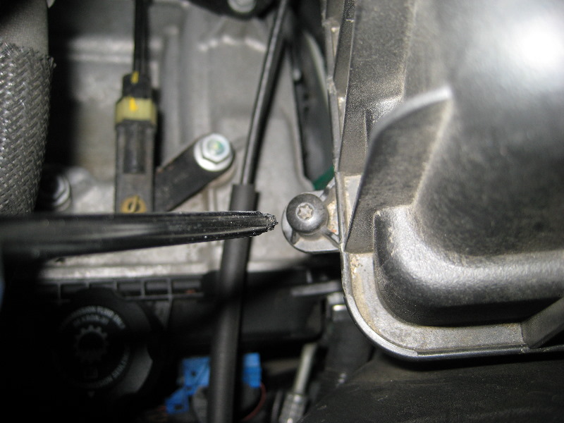 GM-Chevrolet-Traverse-Engine-Air-Filter-Replacement-Guide-002