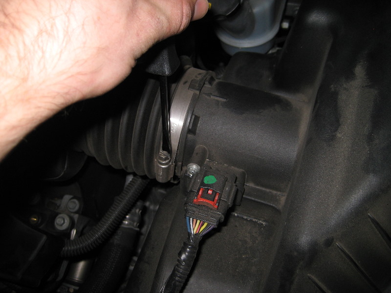 GM-Chevrolet-Traverse-Engine-Air-Filter-Replacement-Guide-004