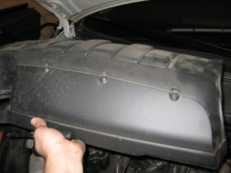 GM-Chevrolet-Traverse-Engine-Air-Filter-Replacement-Guide-006