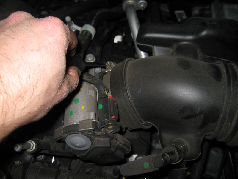 GM-Chevrolet-Traverse-Engine-Air-Filter-Replacement-Guide-007