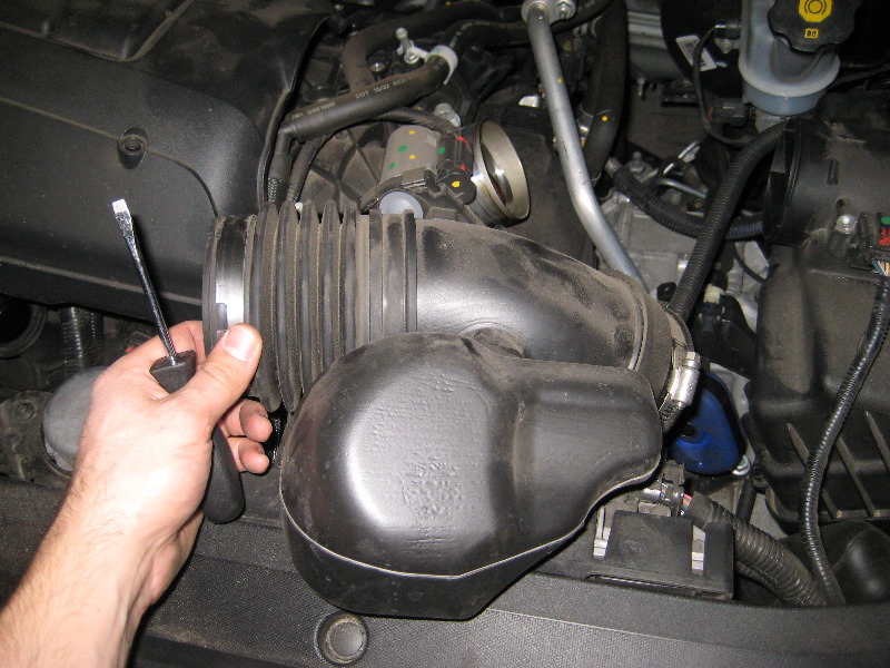 GM-Chevrolet-Traverse-Engine-Air-Filter-Replacement-Guide-008