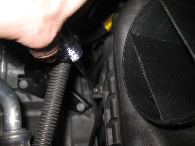 GM-Chevrolet-Traverse-Engine-Air-Filter-Replacement-Guide-009