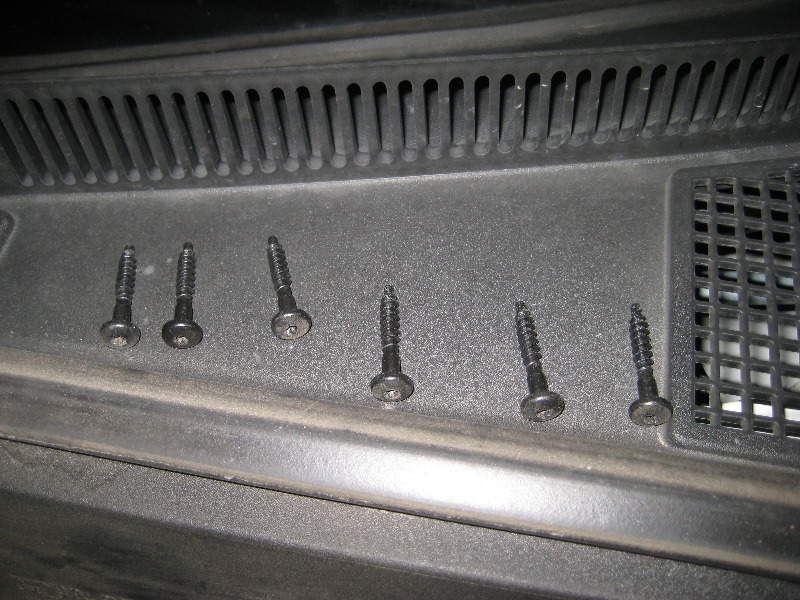 GM-Chevrolet-Traverse-Engine-Air-Filter-Replacement-Guide-010