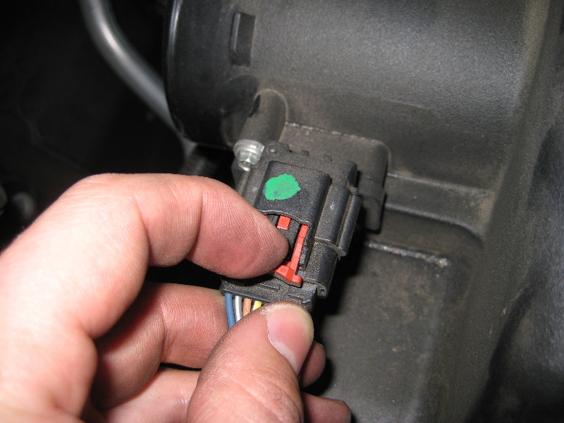 GM-Chevrolet-Traverse-Engine-Air-Filter-Replacement-Guide-011