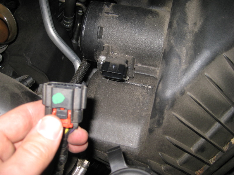 GM-Chevrolet-Traverse-Engine-Air-Filter-Replacement-Guide-012