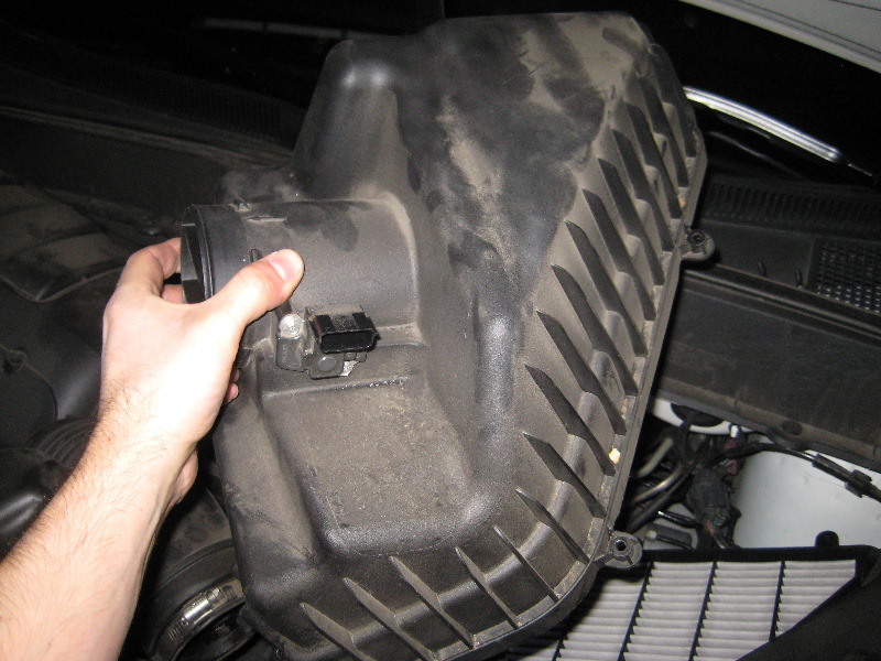 GMChevroletTraverseEngineAirFilterReplacementGuide013