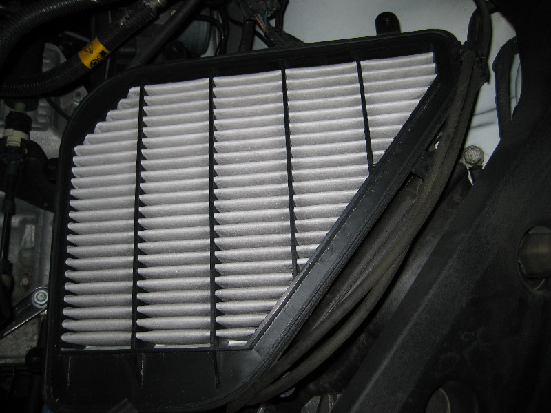 GMChevroletTraverseEngineAirFilterReplacementGuide014
