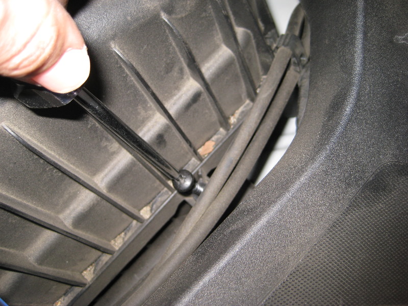 GM-Chevrolet-Traverse-Engine-Air-Filter-Replacement-Guide-019