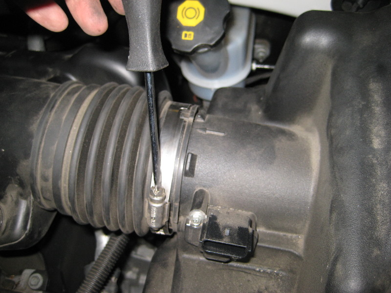 GMChevroletTraverseEngineAirFilterReplacementGuide022