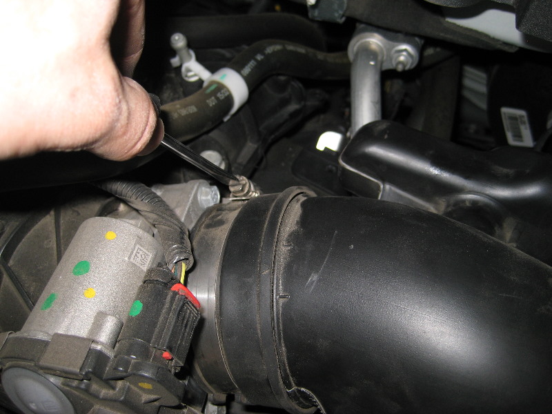 GM-Chevrolet-Traverse-Engine-Air-Filter-Replacement-Guide-023