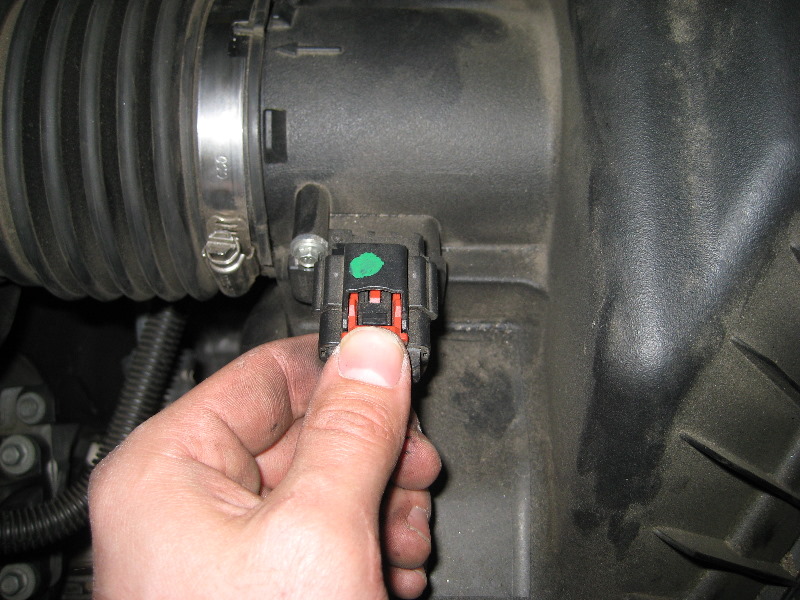 GM-Chevrolet-Traverse-Engine-Air-Filter-Replacement-Guide-024