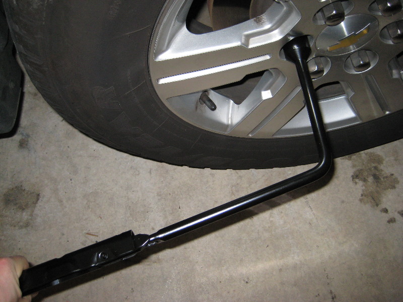 GM-Chevrolet-Traverse-Front-Brake-Pads-Replacement-Guide-002