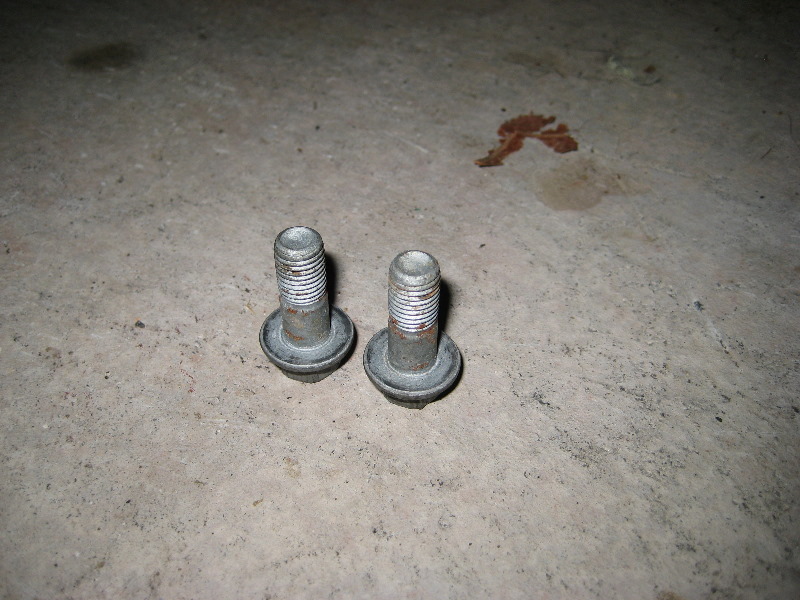 GM-Chevrolet-Traverse-Front-Brake-Pads-Replacement-Guide-010