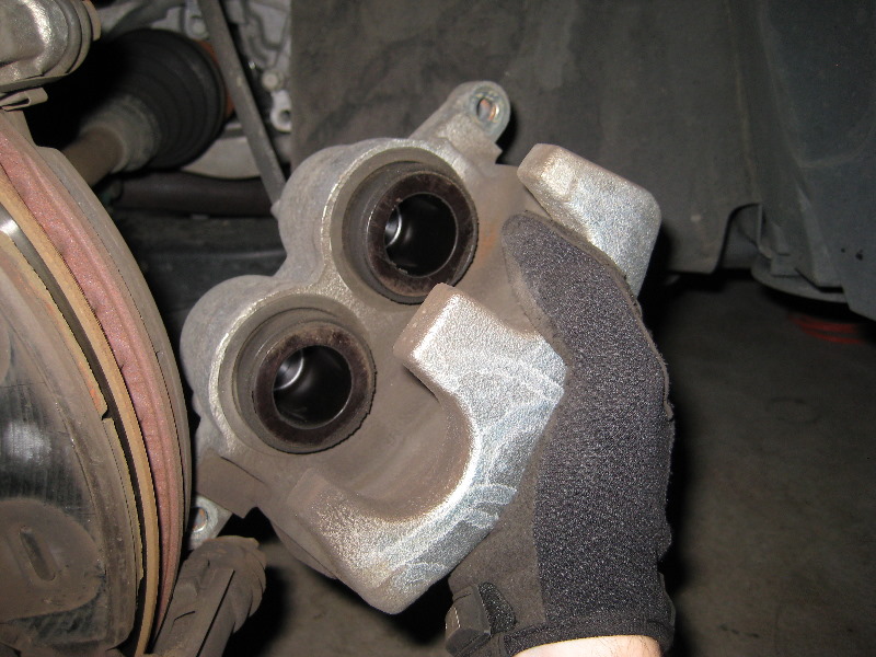 GM-Chevrolet-Traverse-Front-Brake-Pads-Replacement-Guide-011