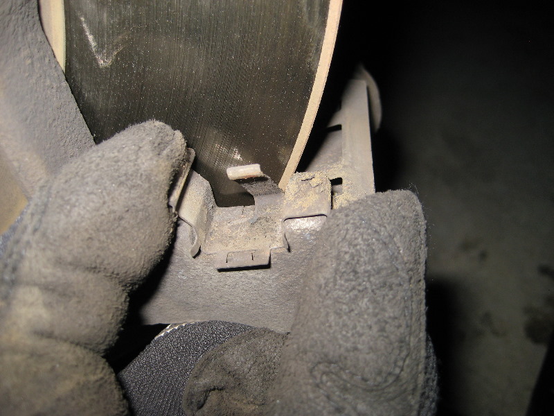 GM-Chevrolet-Traverse-Front-Brake-Pads-Replacement-Guide-015