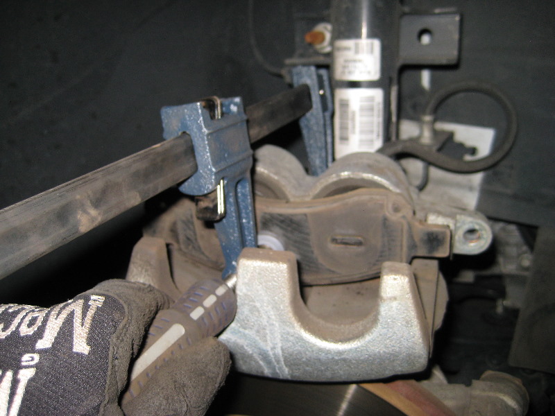 GM-Chevrolet-Traverse-Front-Brake-Pads-Replacement-Guide-019