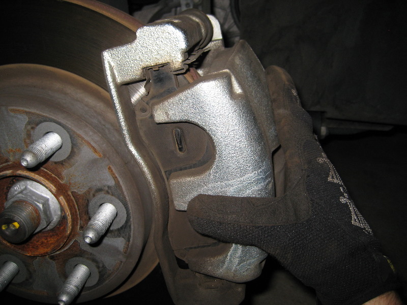 GM-Chevrolet-Traverse-Front-Brake-Pads-Replacement-Guide-023