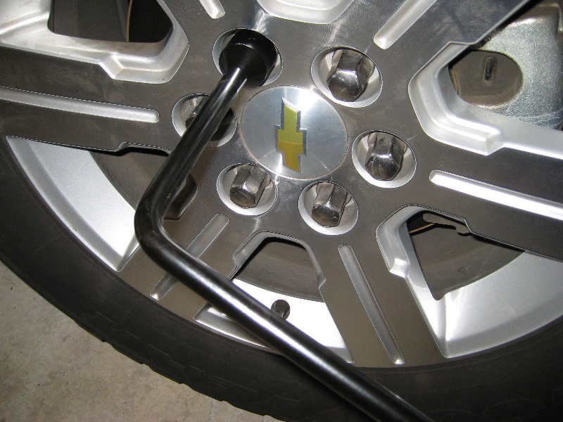 GM-Chevrolet-Traverse-Front-Brake-Pads-Replacement-Guide-033