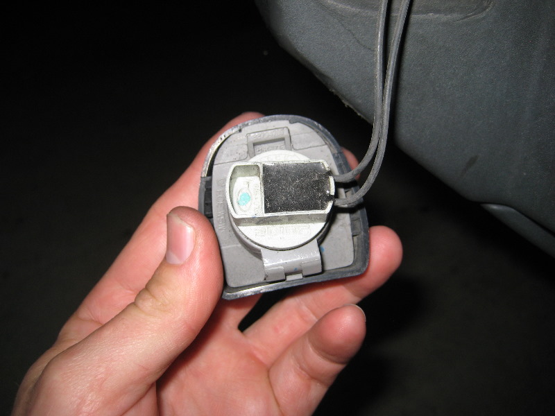 GM-Chevrolet-Traverse-License-Plate-Light-Bulbs-Replacement-Guide-003