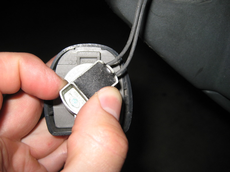 GM-Chevrolet-Traverse-License-Plate-Light-Bulbs-Replacement-Guide-004