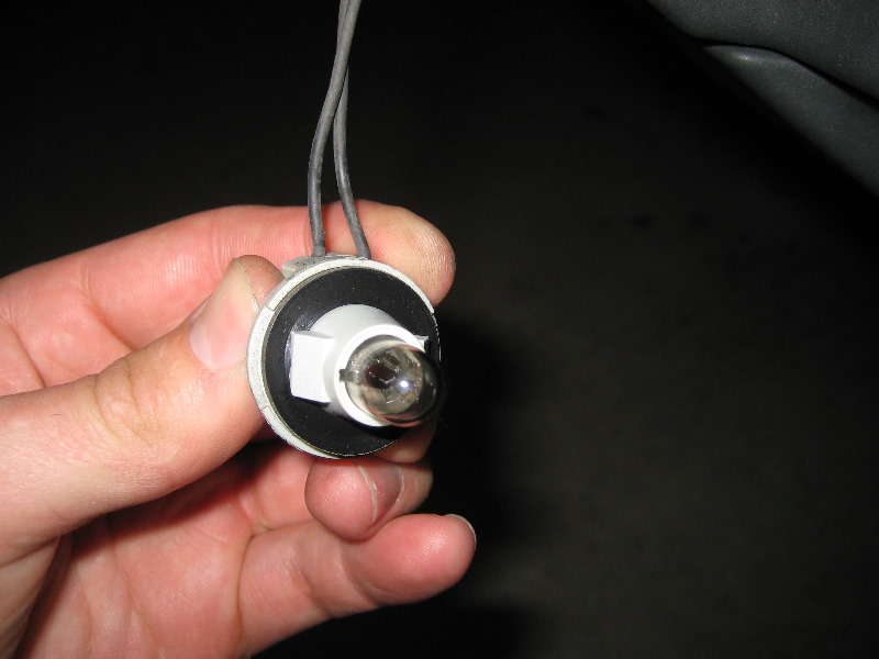 GM-Chevrolet-Traverse-License-Plate-Light-Bulbs-Replacement-Guide-005