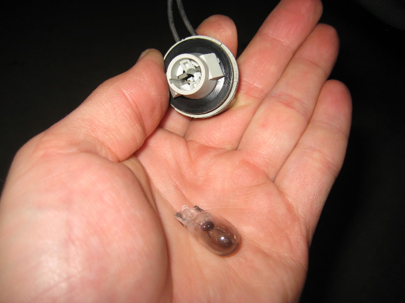 GM-Chevrolet-Traverse-License-Plate-Light-Bulbs-Replacement-Guide-006