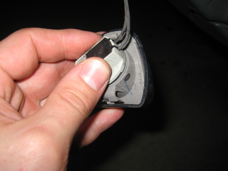 GM-Chevrolet-Traverse-License-Plate-Light-Bulbs-Replacement-Guide-007