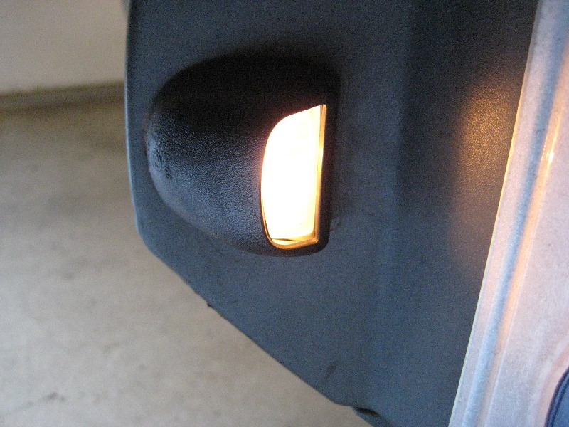 GM-Chevrolet-Traverse-License-Plate-Light-Bulbs-Replacement-Guide-009