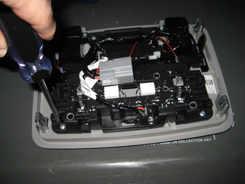 GM-Chevrolet-Traverse-Map-Light-Bulbs-Replacement-Guide-006