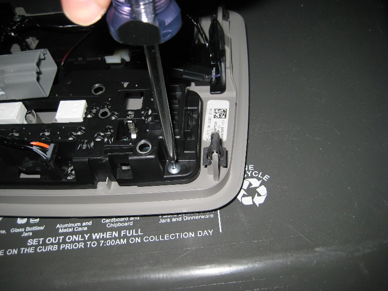 GM-Chevrolet-Traverse-Map-Light-Bulbs-Replacement-Guide-007