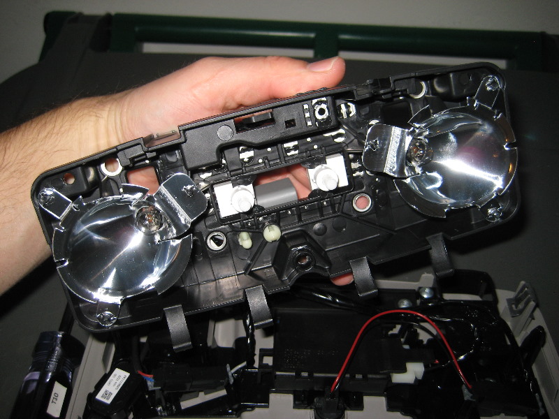 GM-Chevrolet-Traverse-Map-Light-Bulbs-Replacement-Guide-010