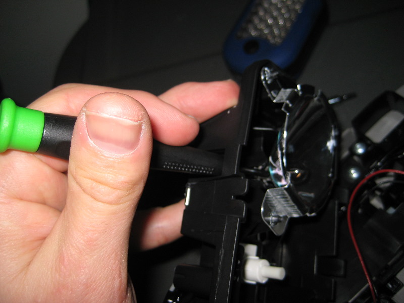 GM-Chevrolet-Traverse-Map-Light-Bulbs-Replacement-Guide-011