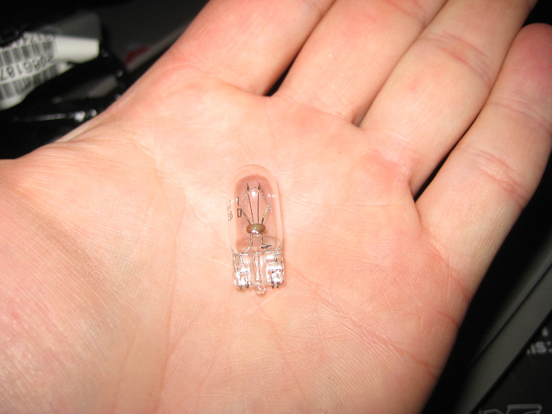 GM-Chevrolet-Traverse-Map-Light-Bulbs-Replacement-Guide-012