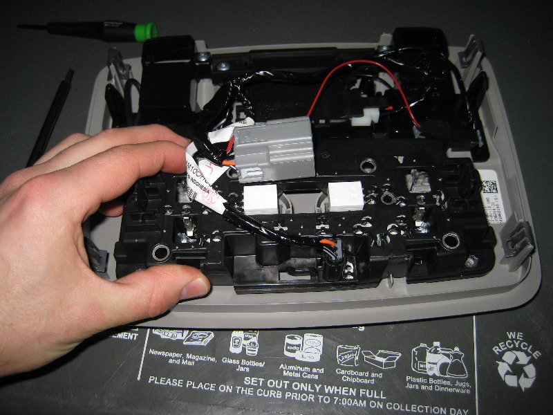 GM-Chevrolet-Traverse-Map-Light-Bulbs-Replacement-Guide-015