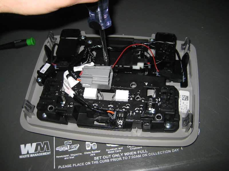 GM-Chevrolet-Traverse-Map-Light-Bulbs-Replacement-Guide-016