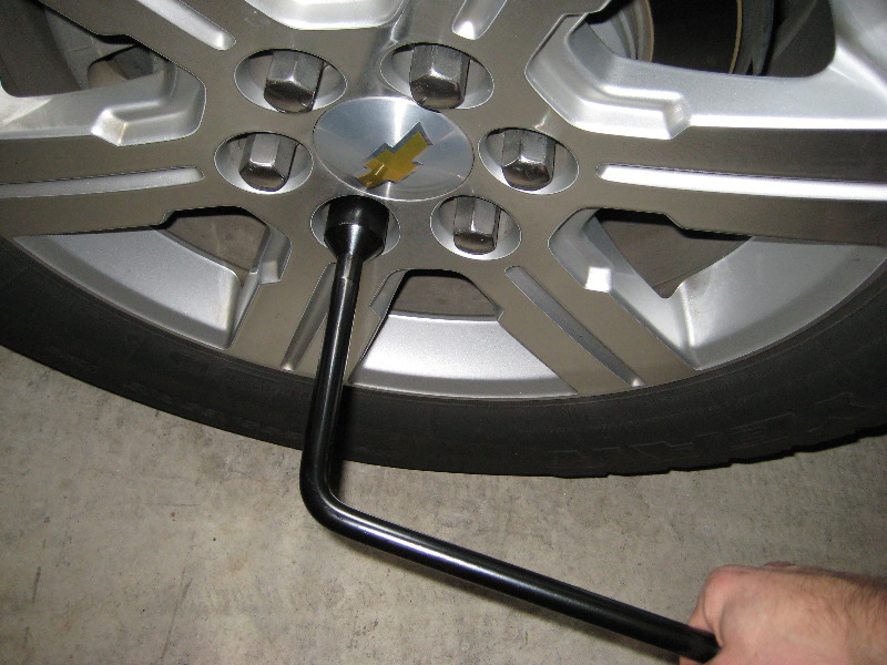 GM-Chevrolet-Traverse-Rear-Brake-Pads-Replacement-Guide-002