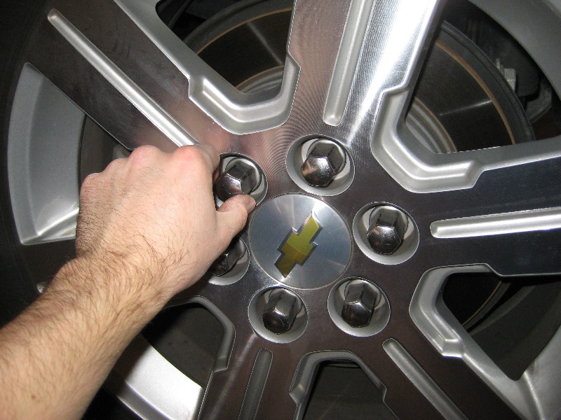 GM-Chevrolet-Traverse-Rear-Brake-Pads-Replacement-Guide-004