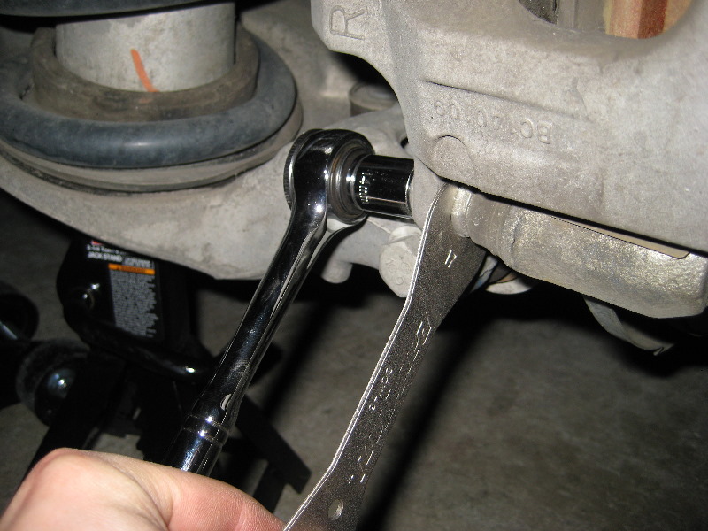 GM-Chevrolet-Traverse-Rear-Brake-Pads-Replacement-Guide-010