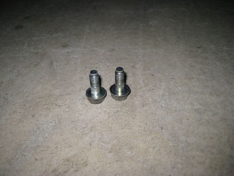 GM-Chevrolet-Traverse-Rear-Brake-Pads-Replacement-Guide-012