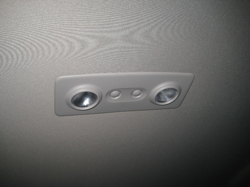 GM-Chevrolet-Traverse-Reading-Light-Bulbs-Replacement-Guide-001