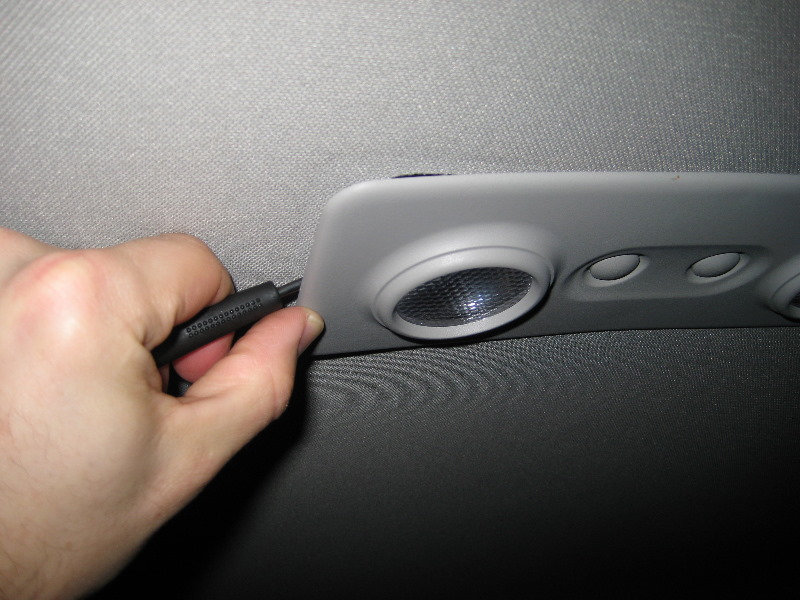 GM-Chevrolet-Traverse-Reading-Light-Bulbs-Replacement-Guide-002