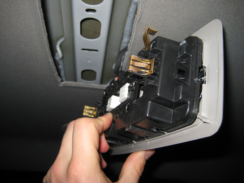 GM-Chevrolet-Traverse-Reading-Light-Bulbs-Replacement-Guide-003