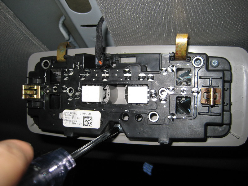 GM-Chevrolet-Traverse-Reading-Light-Bulbs-Replacement-Guide-005