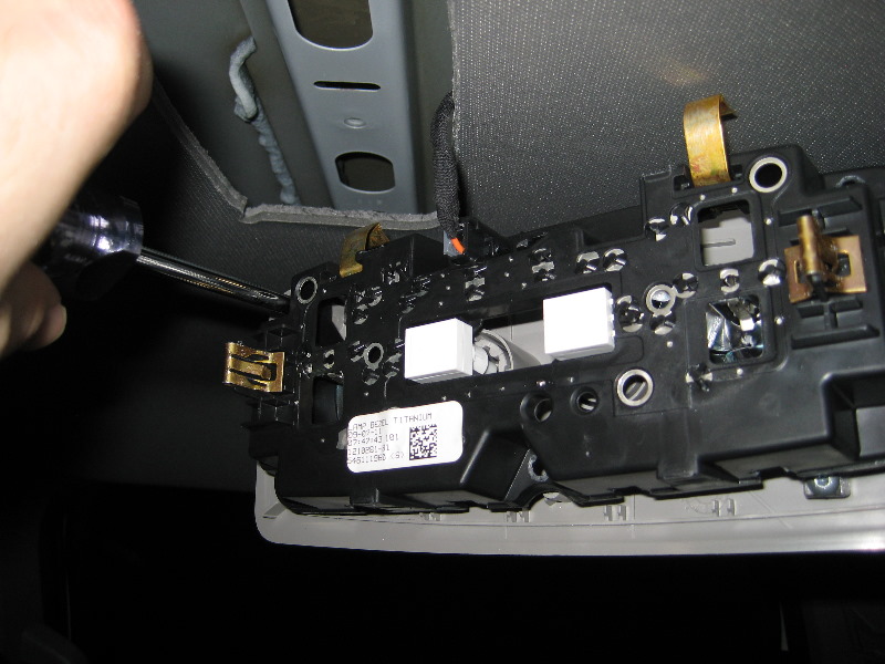 GM-Chevrolet-Traverse-Reading-Light-Bulbs-Replacement-Guide-006