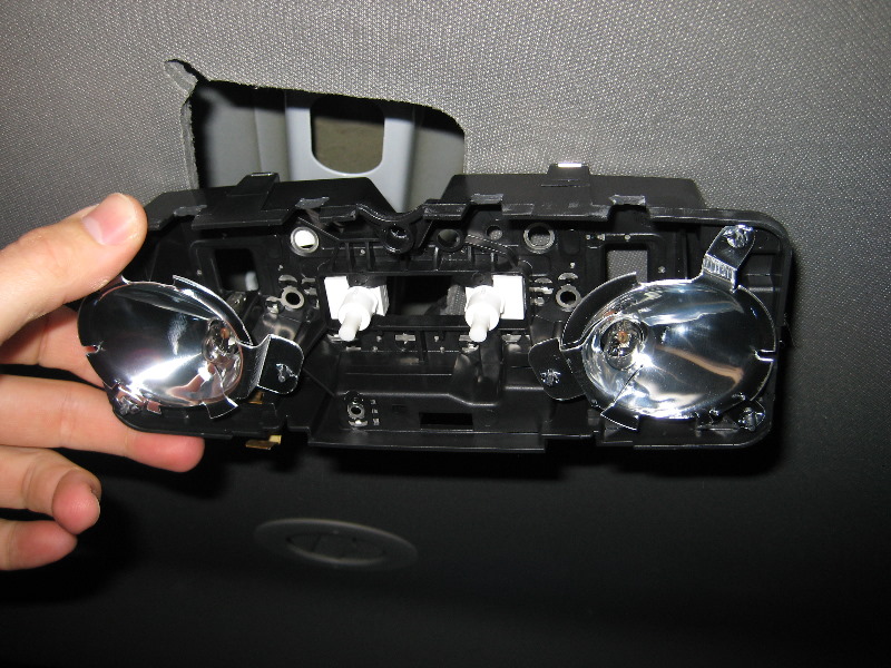 GM-Chevrolet-Traverse-Reading-Light-Bulbs-Replacement-Guide-008