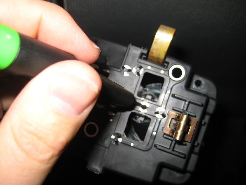 GM-Chevrolet-Traverse-Reading-Light-Bulbs-Replacement-Guide-009