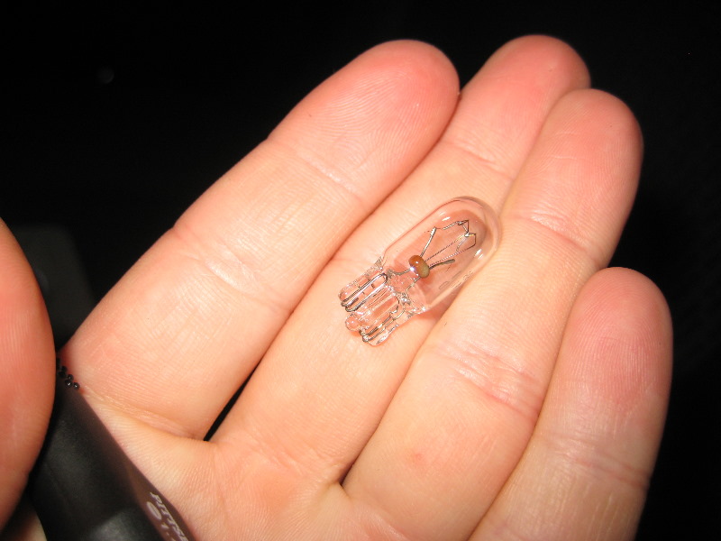 GM-Chevrolet-Traverse-Reading-Light-Bulbs-Replacement-Guide-010