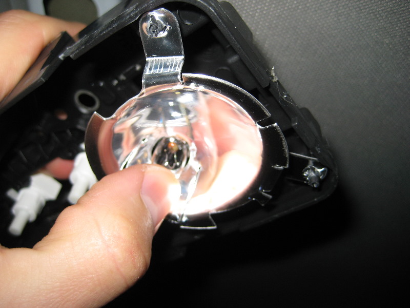 GM-Chevrolet-Traverse-Reading-Light-Bulbs-Replacement-Guide-012